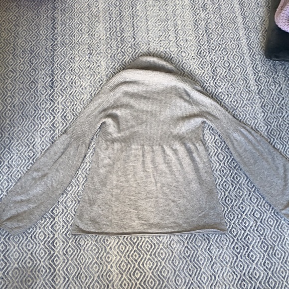 BCBGMazaria Gray cashmere sweater - Picture 8 of 9